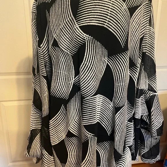 Alfani Monochrome Abstract Blouse - Picture 4 of 8